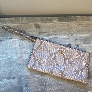 Micheal Kors Large wristlet ✨